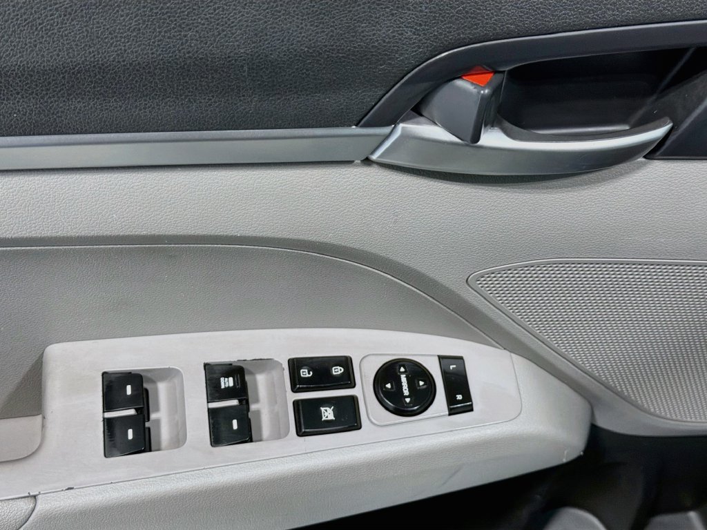 Used 2020 Hyundai Elantra SE FWD image 18