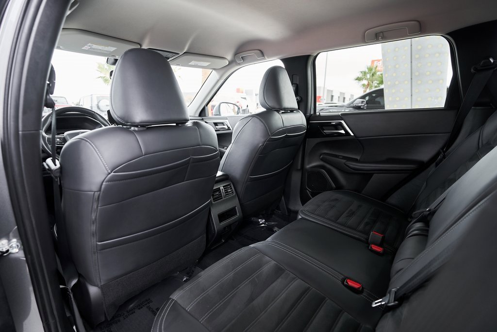 Used 2024 Mitsubishi Outlander SE image 24