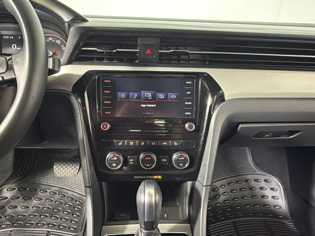 Certified 2022 Volkswagen Passat 2.0T SE FWD image 15
