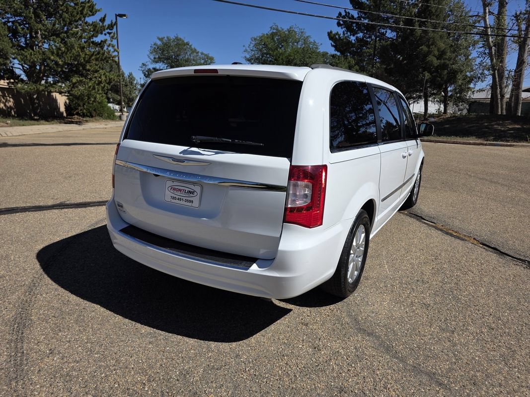Used 2015 Chrysler Town & Country Touring FWD image 7
