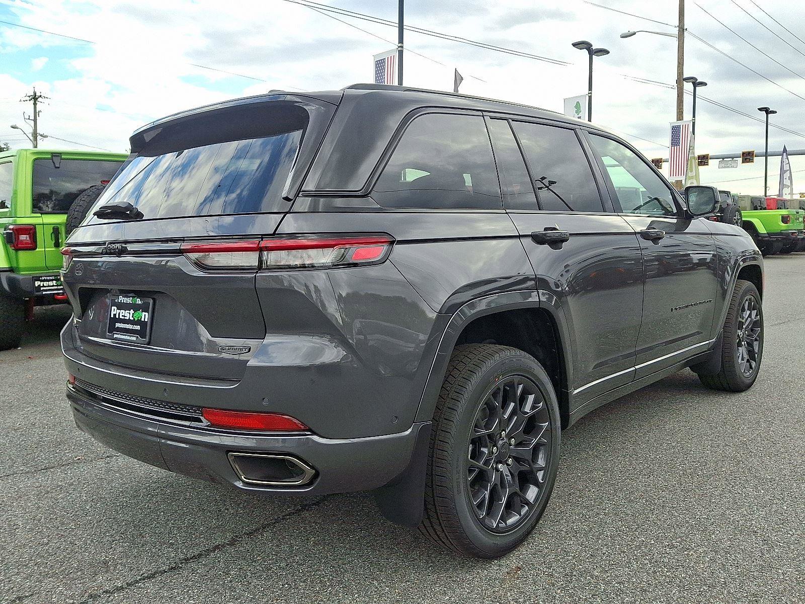 New 2025 Jeep Grand Cherokee Summit image 3