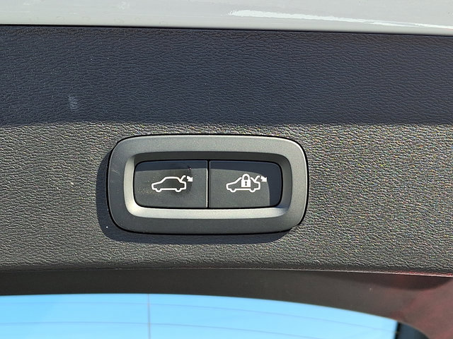 Used 2025 Volvo XC40 B5 Plus image 30