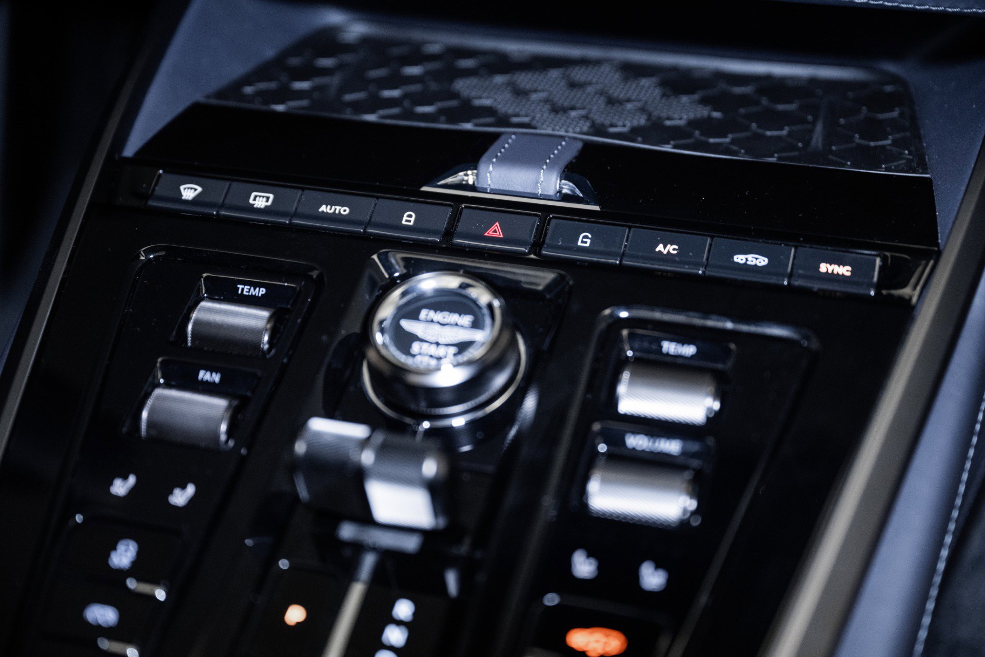 Used 2025 Aston Martin DBX 707 image 32