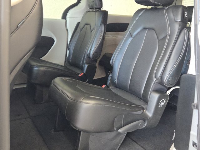 Used 2024 Chrysler Pacifica Touring-L FWD image 15