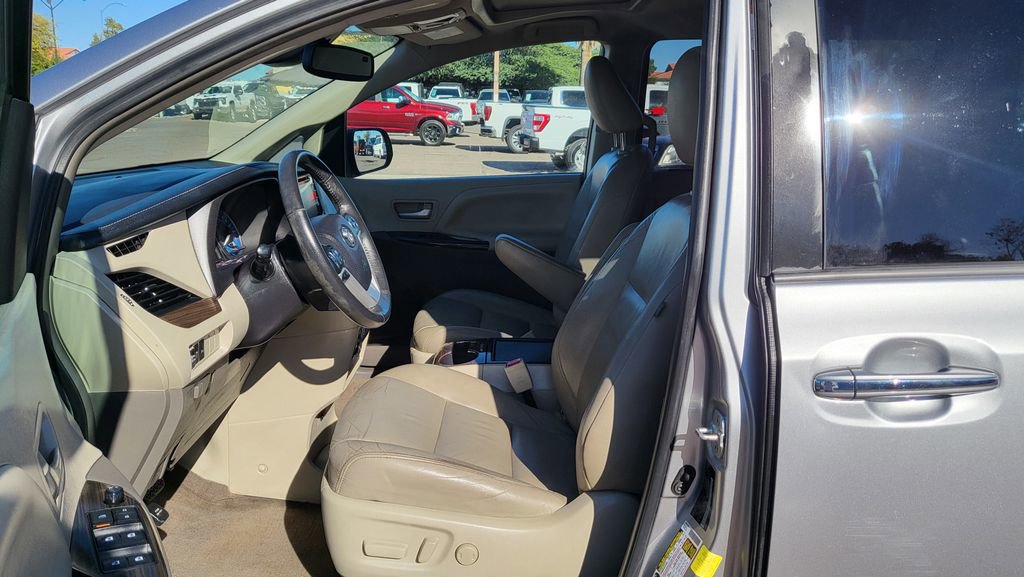 Used 2018 Toyota Sienna XLE w/ XLE Navigation Package image 27
