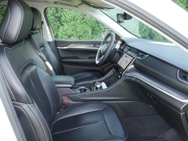 Used 2023 Jeep Grand Cherokee Limited w/ Black Appearance Package AWD/4WD image 28