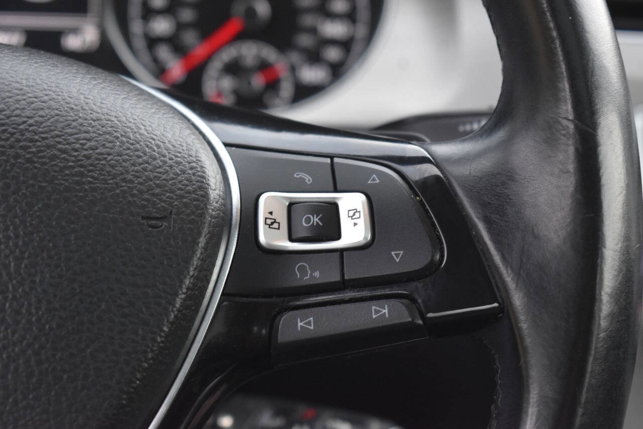 Used 2015 Volkswagen Golf S image 21