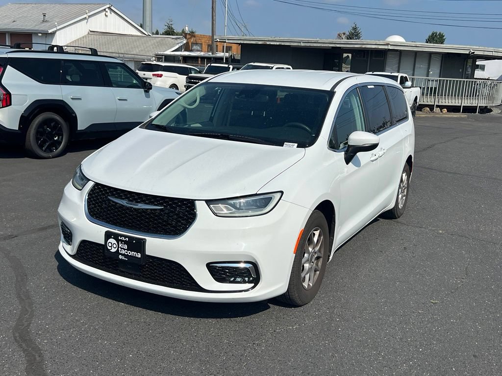 Used 2023 Chrysler Pacifica Touring-L FWD image 5