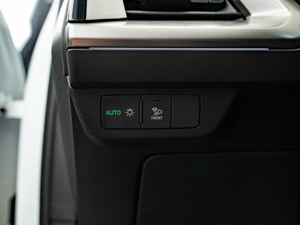 Used 2024 Audi Q4 e-tron Prestige image 45