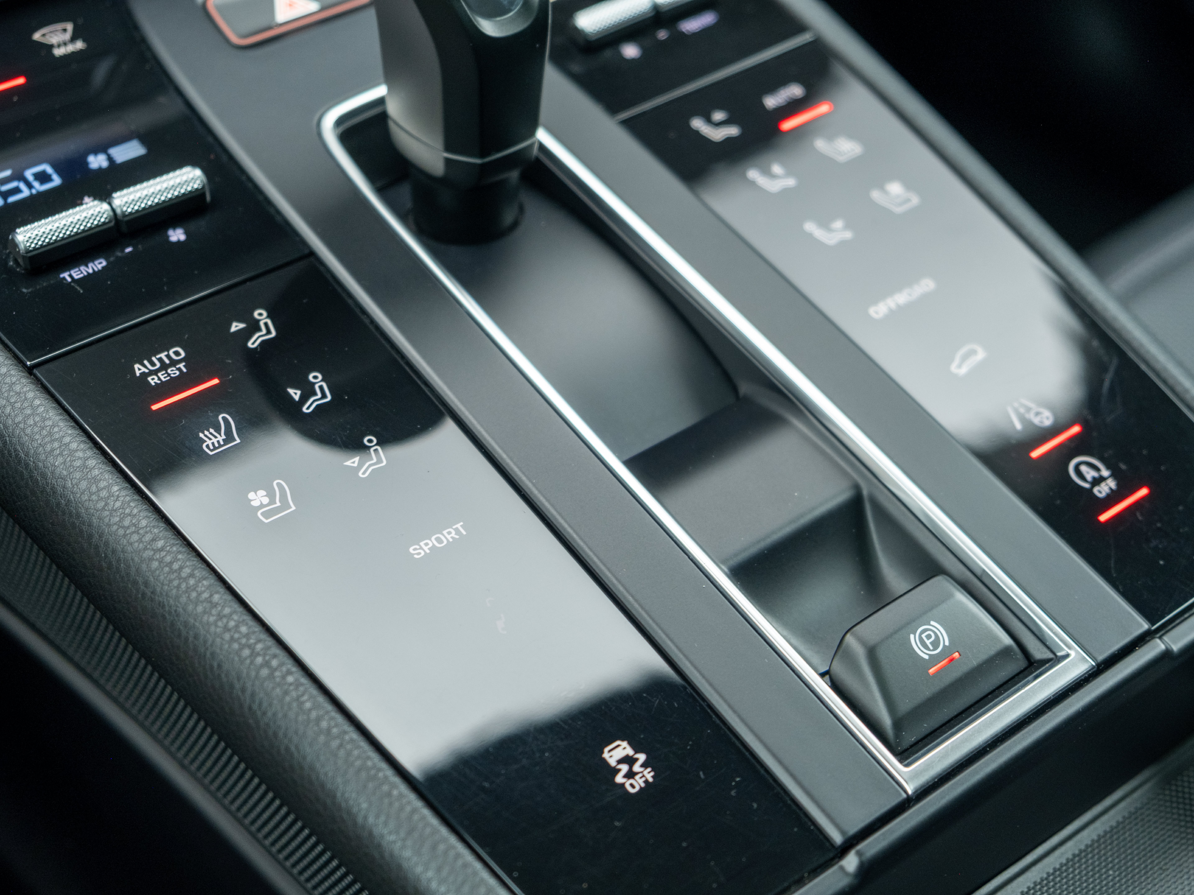 Certified 2023 Porsche Macan AWD/4WD image 32