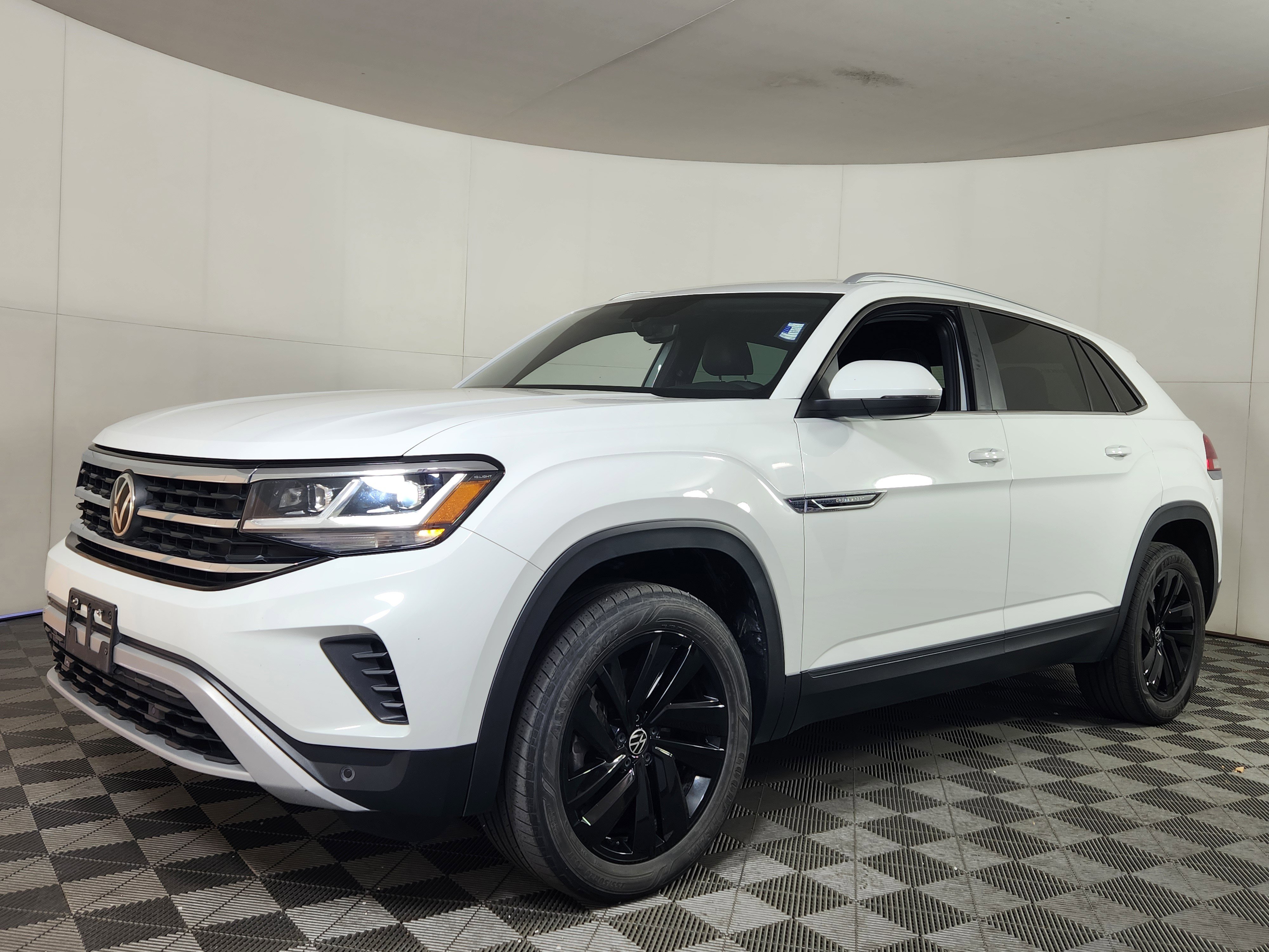 Used 2021 Volkswagen Atlas Cross Sport SE image 3