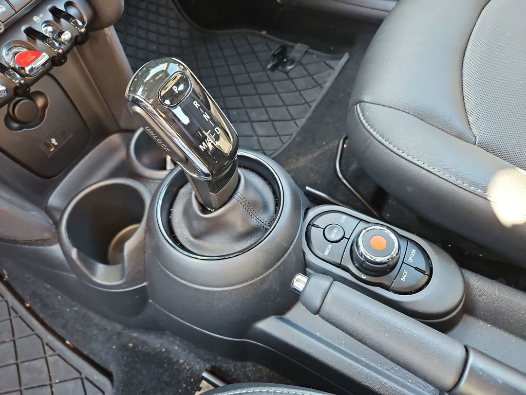 Used 2021 MINI Cooper 2-Door Hardtop image 9