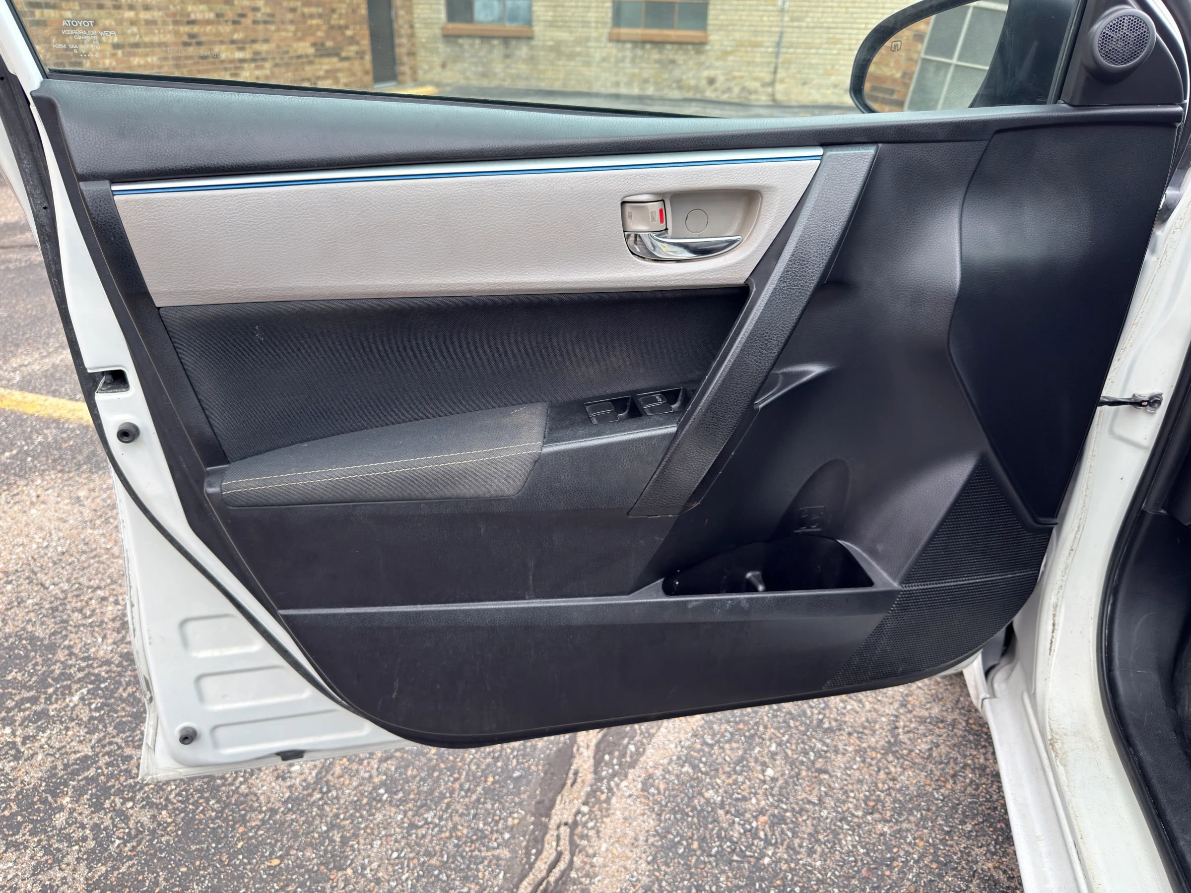 Used 2016 Toyota Corolla LE FWD image 23