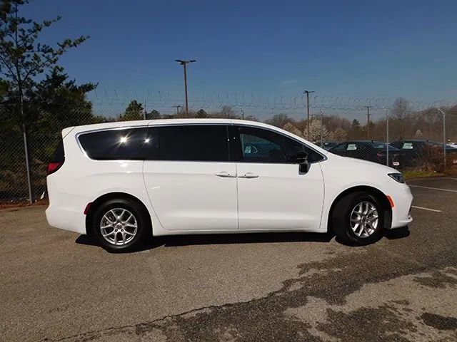 Used 2025 Chrysler Pacifica Select FWD image 4
