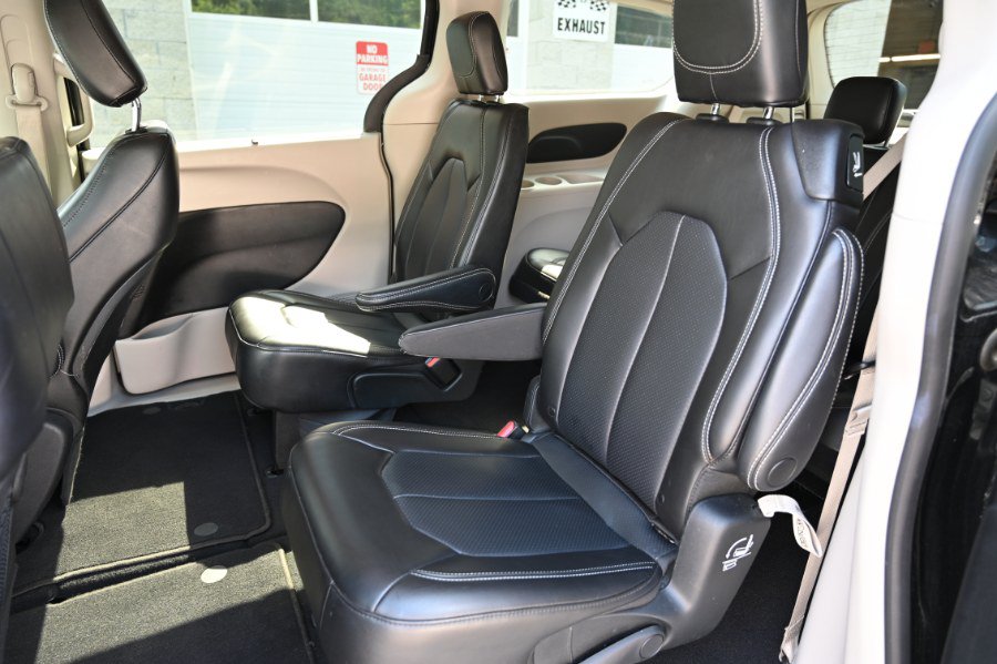 Used 2023 Chrysler Pacifica Touring-L FWD image 16