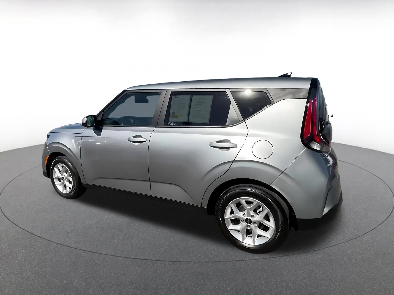 Used 2025 Kia Soul LX w/ LX Technology Package FWD image 10