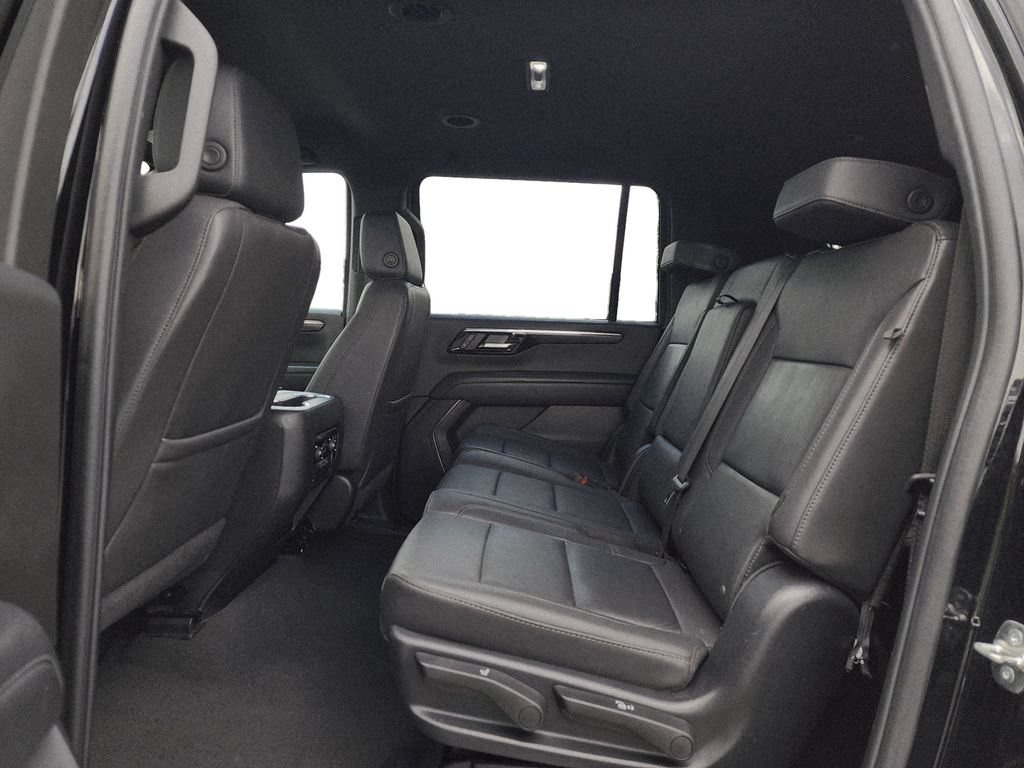 Used 2025 Chevrolet Suburban LT RWD image 17