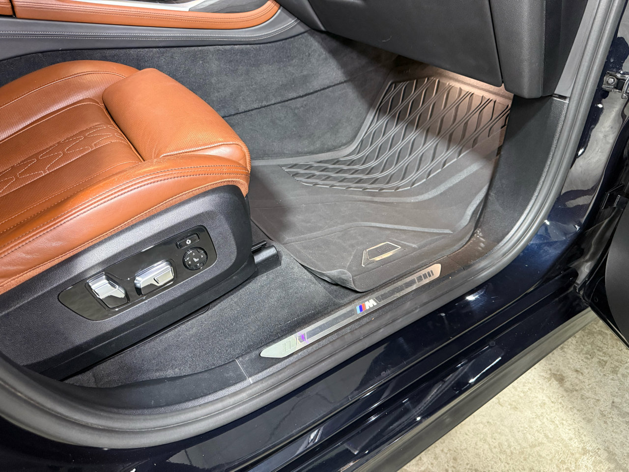 Used 2020 BMW X7 xDrive40i w/ M Sport Package image 31