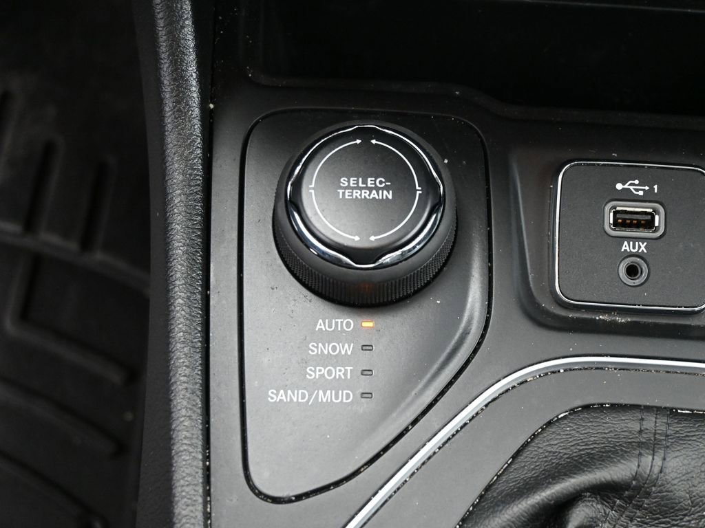 Used 2022 Jeep Cherokee Latitude Lux w/ Sun & Sound Group image 24