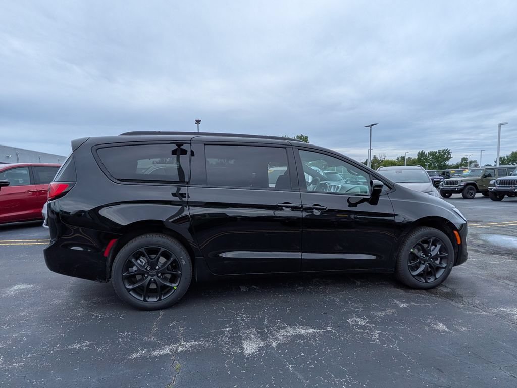 New 2027 Chrysler Pacifica Limited AWD/4WD image 5