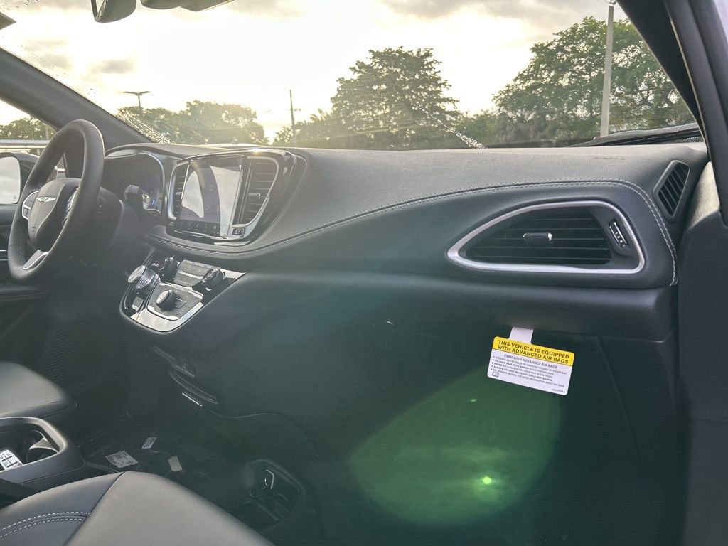 New 2026 Chrysler Pacifica Select image 24