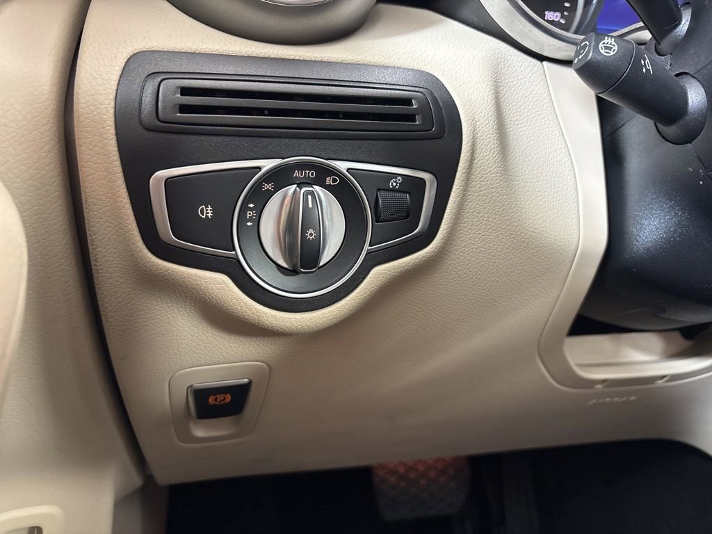 Used 2020 Mercedes-Benz GLC 300 4MATIC w/ Premium Package image 36