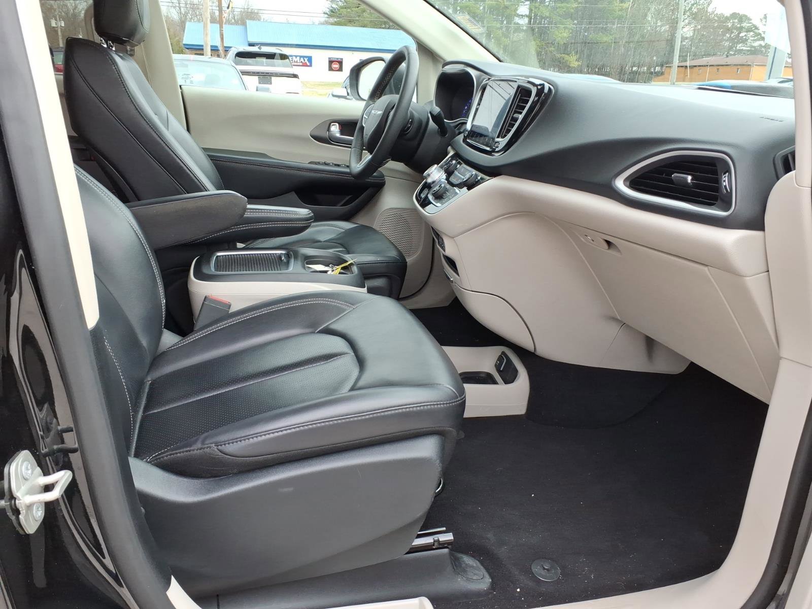Used 2023 Chrysler Pacifica Touring-L image 8