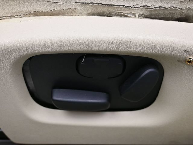 Used 2013 Lincoln MKS FWD image 12