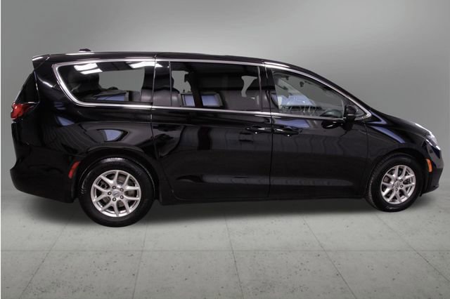Used 2024 Chrysler Pacifica Touring-L image 6