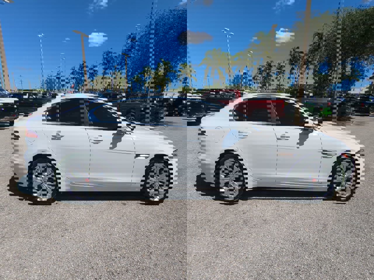 Used 2020 Jaguar XE S image 4