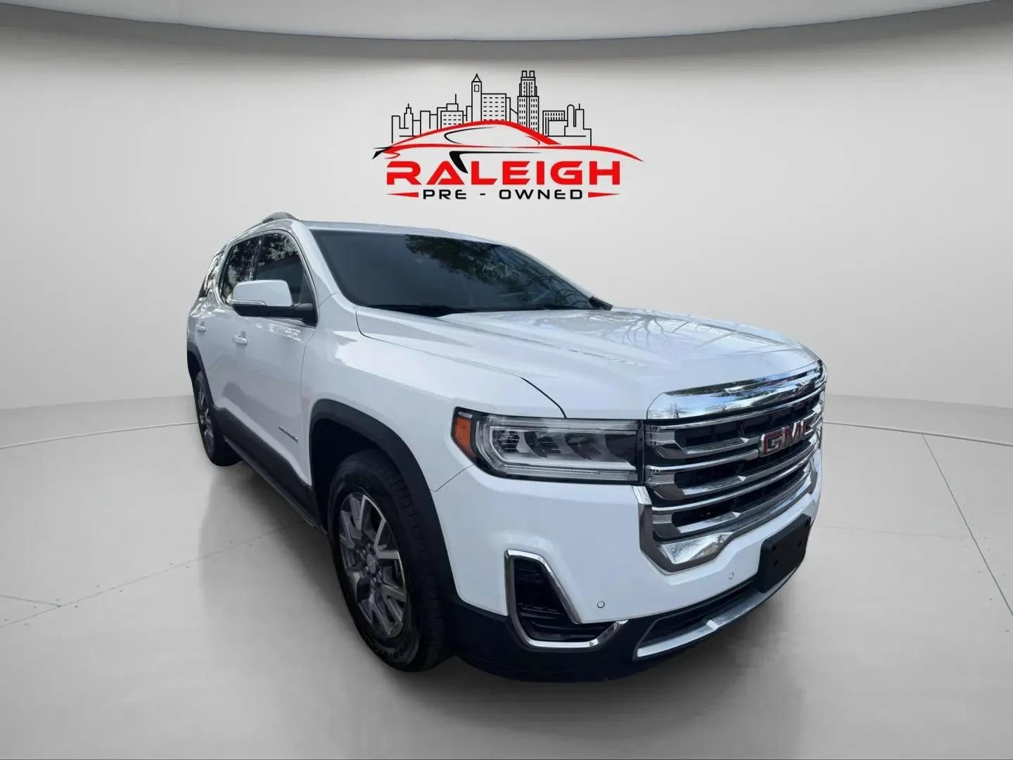 Used 2023 GMC Acadia SLE w/ Driver Convenience Package image 4
