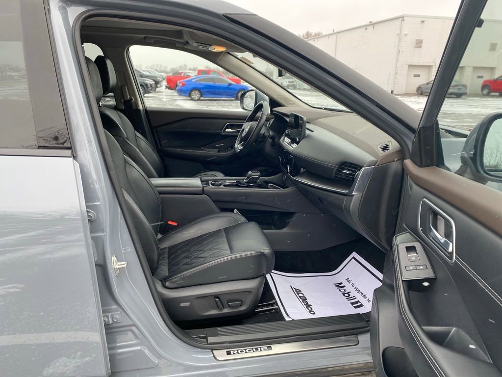Used 2023 Nissan Rogue Platinum w/ Platinum Premium Package image 12
