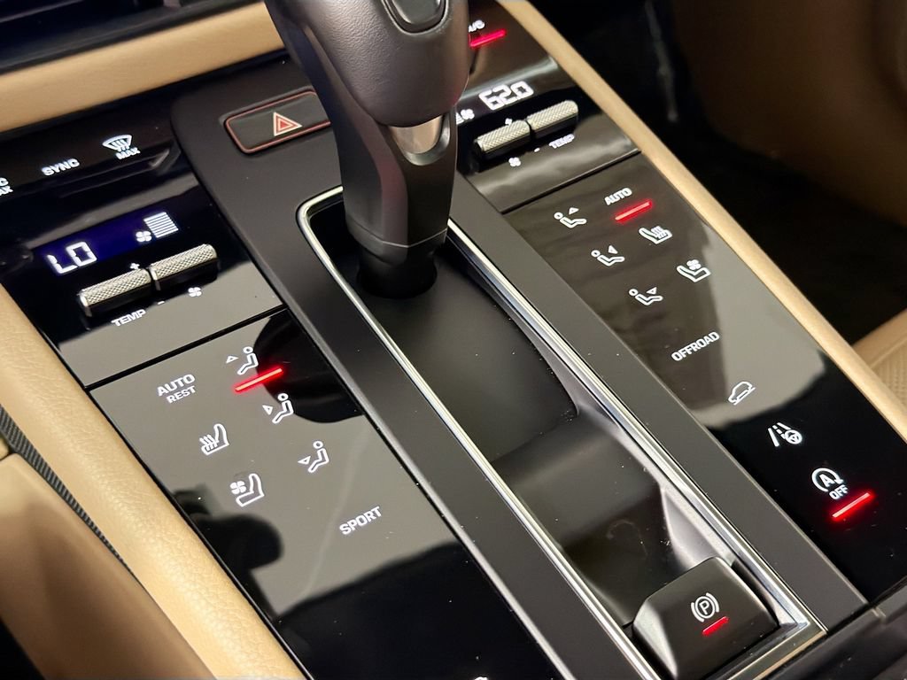 Used 2024 Porsche Macan AWD/4WD image 16