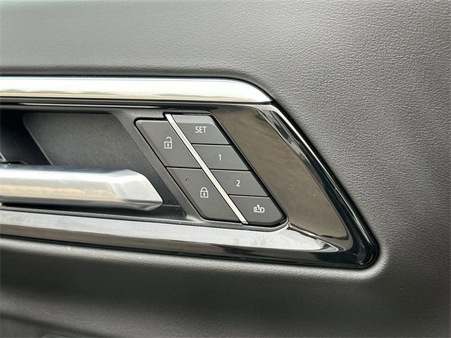 Used 2025 Chevrolet Suburban RST image 39