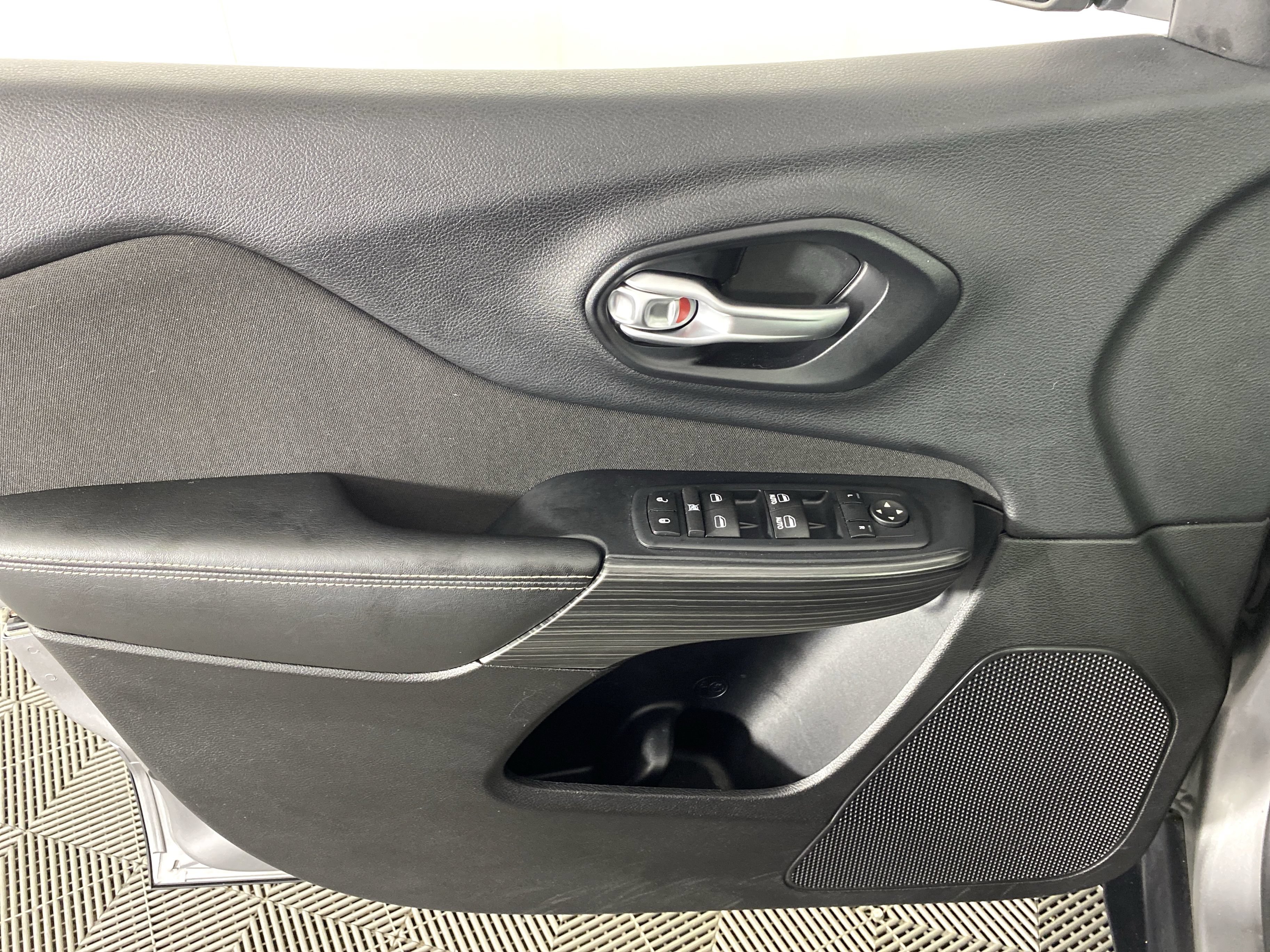 Used 2016 Jeep Cherokee Latitude w/ Safety/Convenience Group AWD/4WD image 12