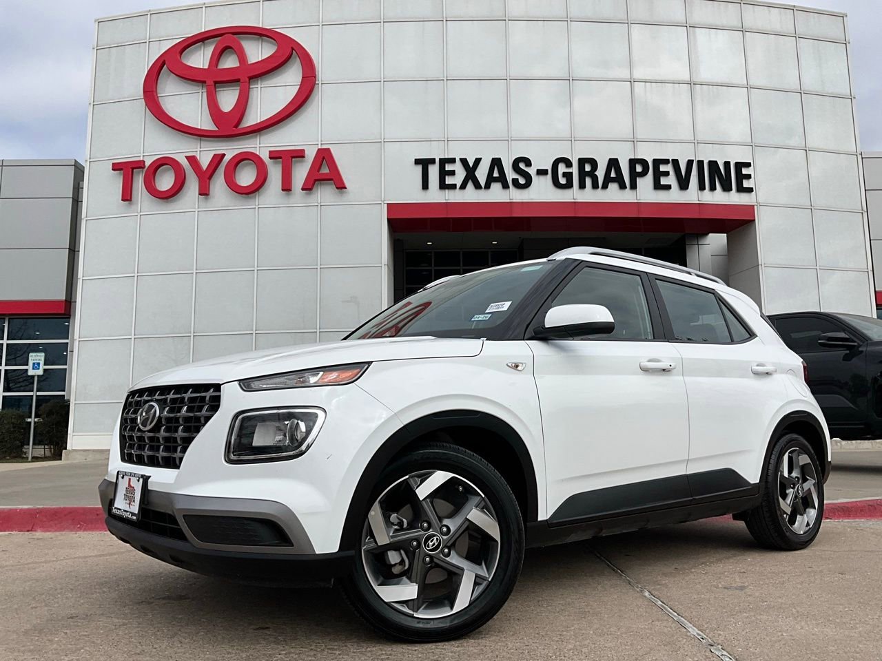 Used 2025 Hyundai Venue SEL image 2