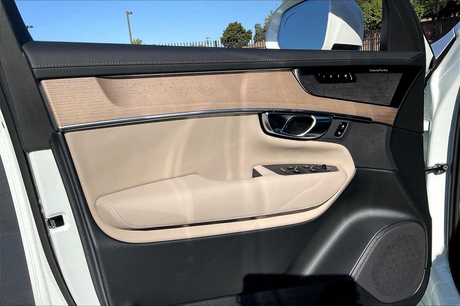 New 2026 Volvo XC90 T8 Plus w/ Protection Package Premier image 24