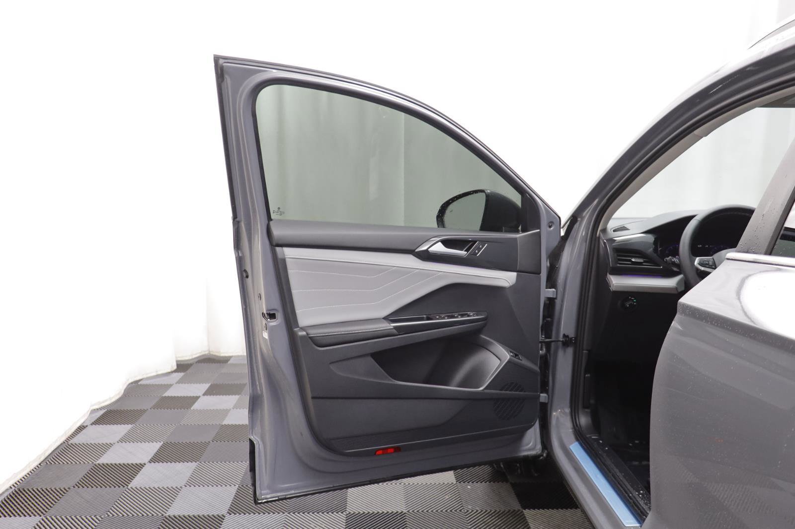 Certified 2024 Volkswagen Taos SEL image 4