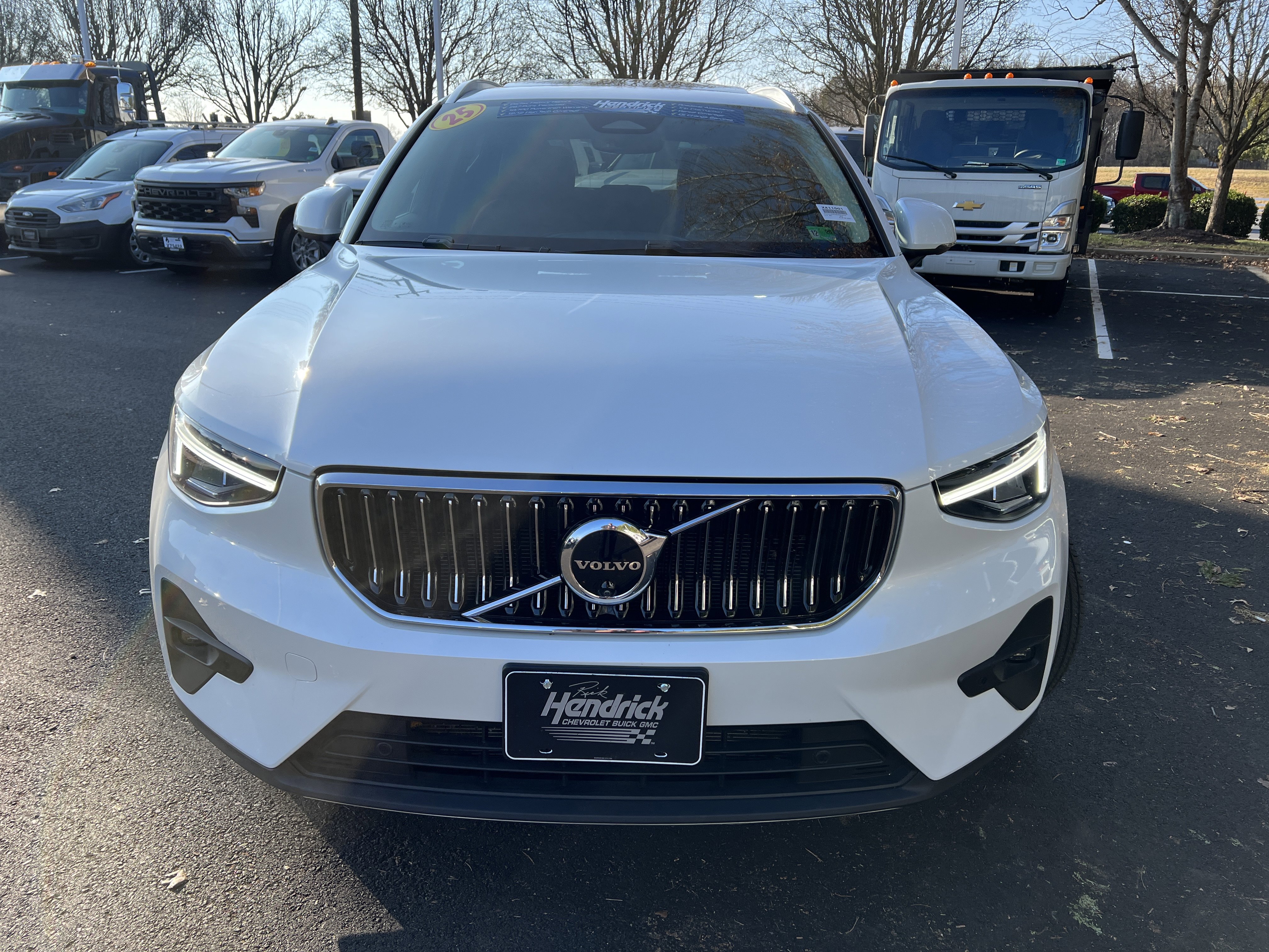 Used 2025 Volvo XC40 B5 Plus image 3