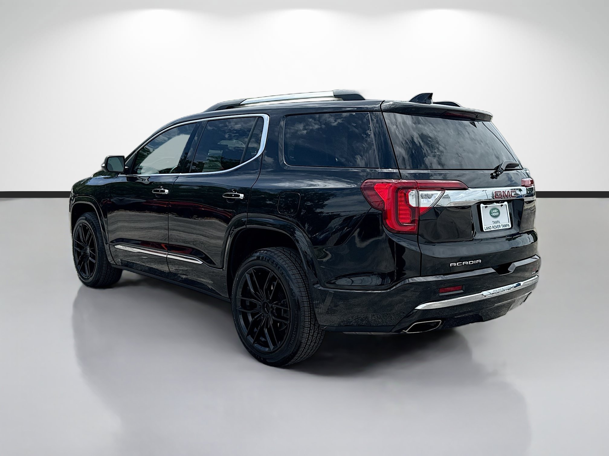 Used 2023 GMC Acadia Denali w/ Black Diamond Edition FWD image 3