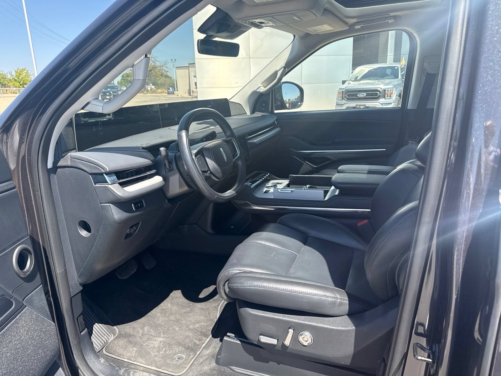 Used 2025 Lincoln Navigator L Reserve AWD/4WD image 9