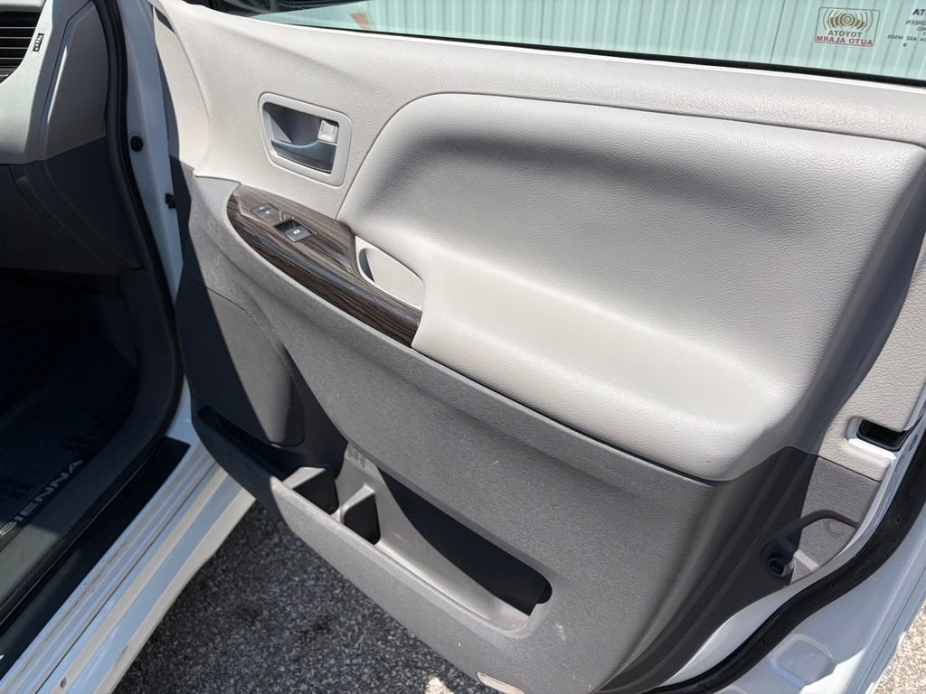 Used 2018 Toyota Sienna XLE w/ Carpet Mat Package FWD image 26