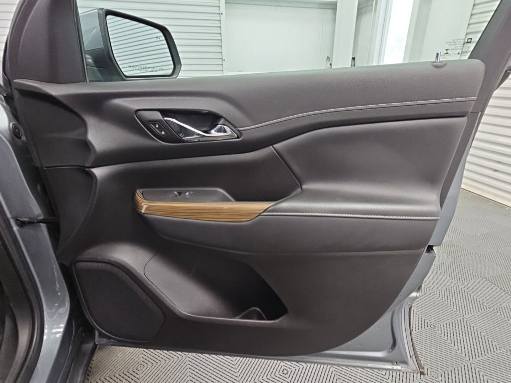 Used 2022 GMC Acadia SLE w/ Driver Convenience Package FWD image 41