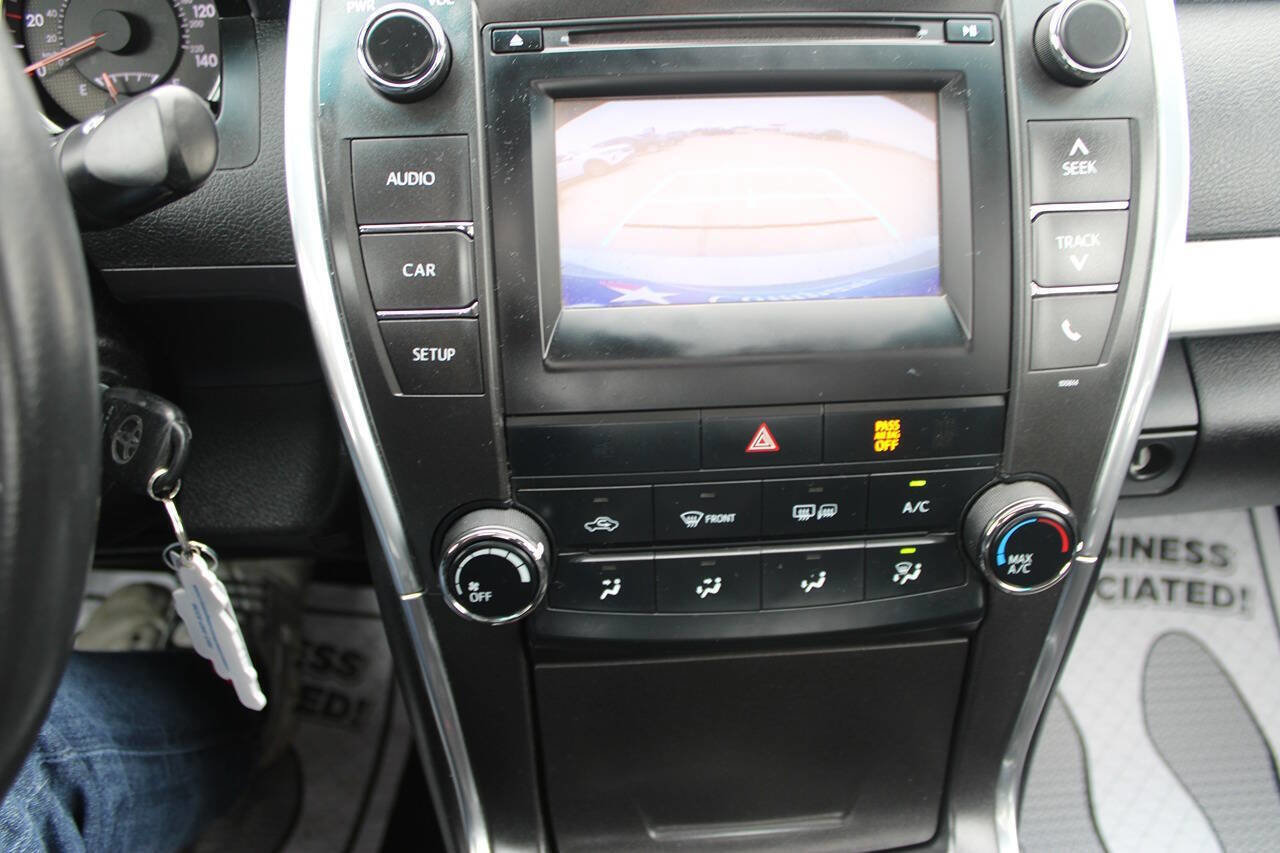 Used 2017 Toyota Camry SE w/ Moonroof Package FWD image 15