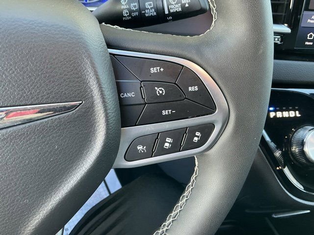 Used 2025 Chrysler Pacifica Select image 26