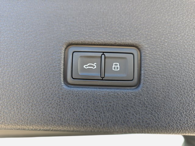 Used 2023 Audi Q8 Prestige w/ Prestige Package AWD/4WD image 16