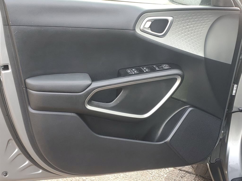 Used 2025 Kia Soul LX w/ LX Technology Package image 8
