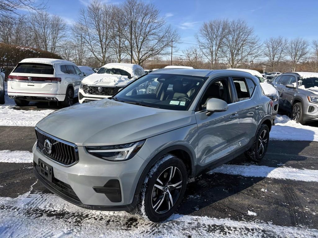Used 2025 Volvo XC40 B5 Core image 3