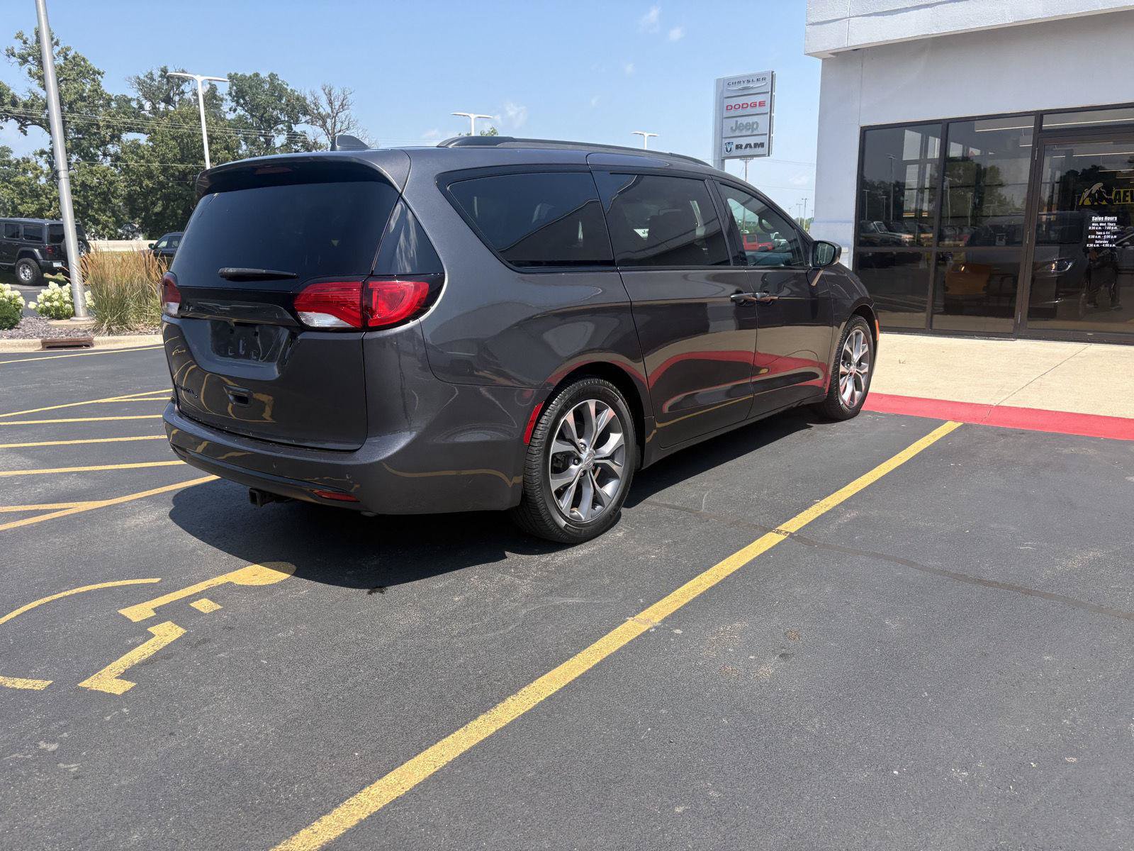 Used 2018 Chrysler Pacifica Touring-L Plus w/ S Appearance Package FWD image 5