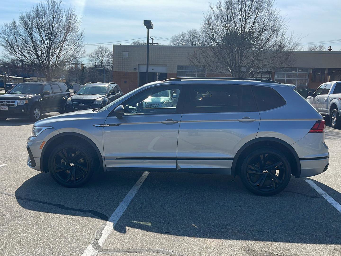 Used 2023 Volkswagen Tiguan SE R-Line image 8